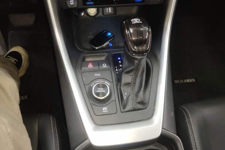Used Toyota Wildlander 2023 Dual-Motor 2.5L E-CVT Four-Wheel Drive Prestige Edition Gear Lever