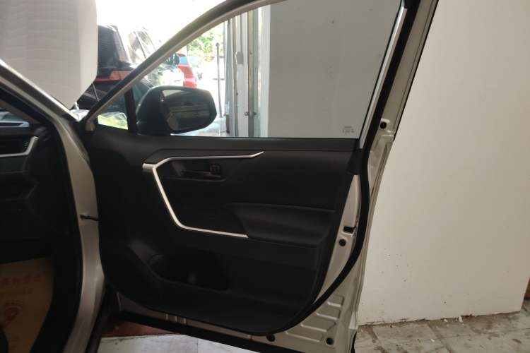 Used Toyota Wildlander 2023 2.0L CVT Two-Wheel Drive Leading Edition Interior 3