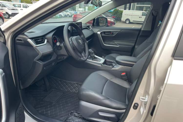 Used Toyota Wildlander 2023 2.0L CVT Two-Wheel Drive Leading Edition Interior 6