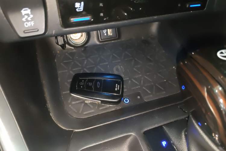 Used Toyota Wildlander 2023 Dual-Motor 2.5L E-CVT Four-Wheel Drive Prestige Edition Vehicle Key