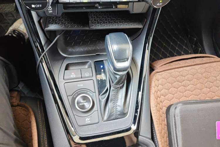 Used Toyota Wildlander 2023 Dual-Engine 2.5L E-CVT 4x4 Luxury PLUS Edition Gear Lever