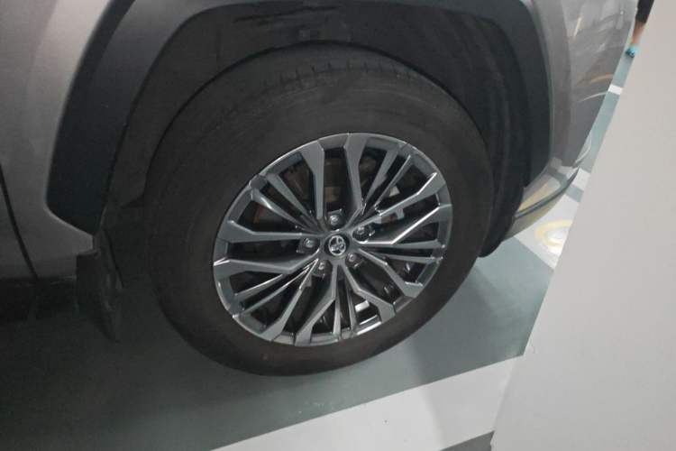 Used Toyota Wildlander 2023 2.0L CVT Two-Wheel Drive Luxury PLUS Edition Right Front Wheel Hub