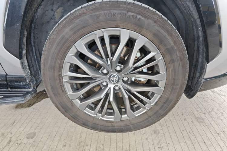 Used Toyota Wildlander 2023 Dual-Engine 2.5L E-CVT 4x4 Luxury PLUS Edition Right Front Wheel Hub
