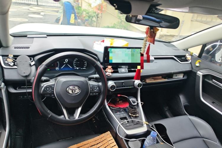 Used Toyota Wildlander 2023 Dual-Motor 2.5L E-CVT Two-Wheel Drive Luxury PLUS Edition Center Console