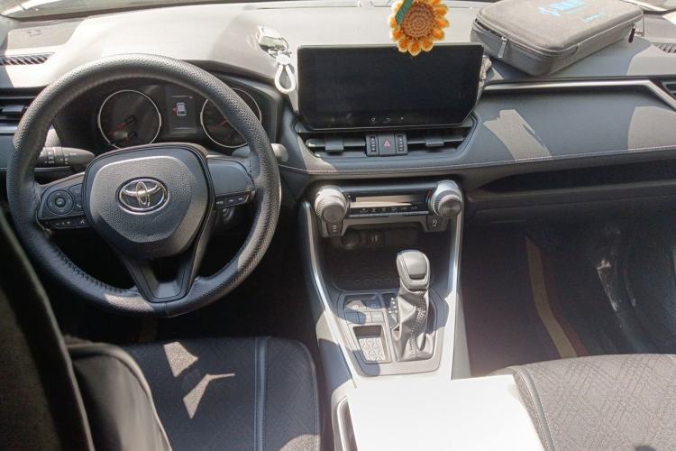 Used Toyota Wildlander 2023 2.0L CVT Two-Wheel Drive Leading Edition Center Console