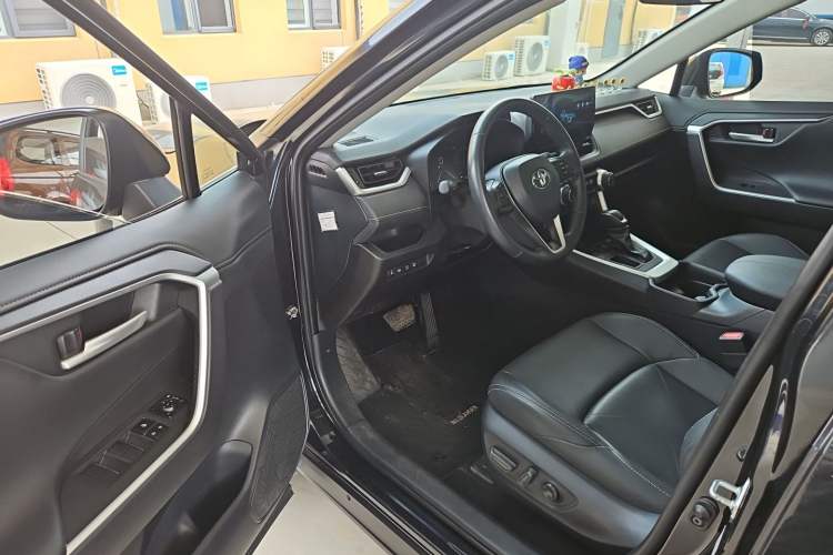 Used Toyota Wildlander 2023 2.0L CVT Two-Wheel Drive Luxury PLUS Edition Driver Seat