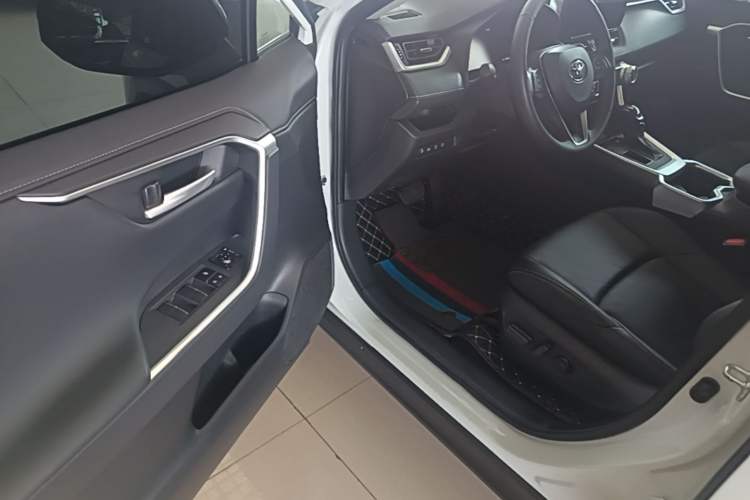 Used Toyota Wildlander 2023 2.0L CVT Two-Wheel Drive Luxury PLUS Edition Driver Seat