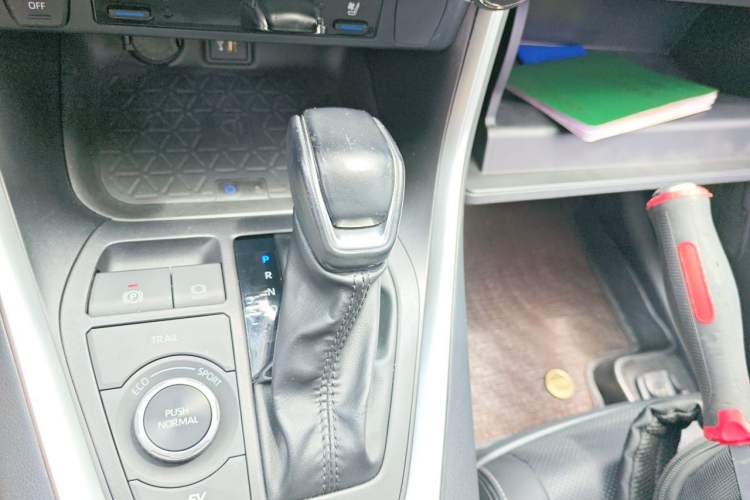 Used Toyota Wildlander 2023 Dual-Motor 2.5L E-CVT Four-Wheel Drive Prestige Edition Gear Lever