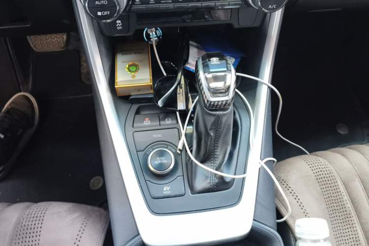 Used Toyota Wildlander 2023 Dual-Motor 2.5L E-CVT Two-Wheel Drive Luxury PLUS Edition Gear Lever