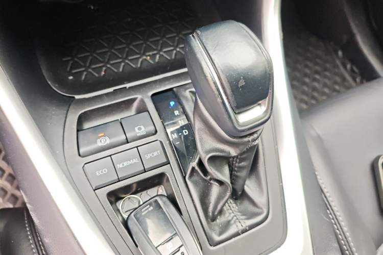 Used Toyota Wildlander 2023 2.0L CVT Two-Wheel Drive Luxury PLUS Edition Gear Lever