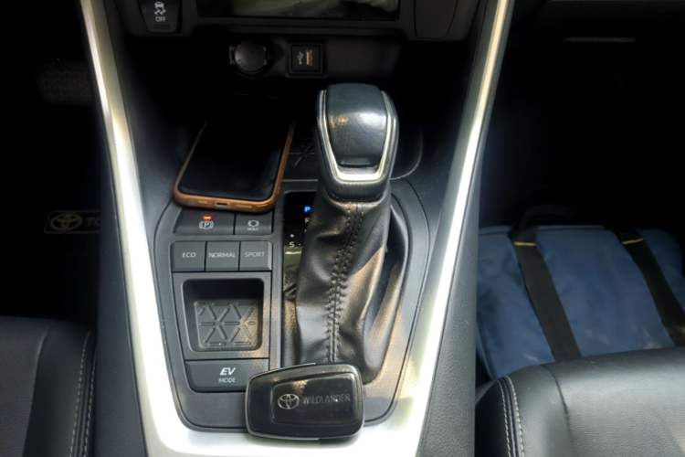 Used Toyota Wildlander 2023 Dual-Motor 2.5L E-CVT Two-Wheel Drive Luxury PLUS Edition Gear Lever