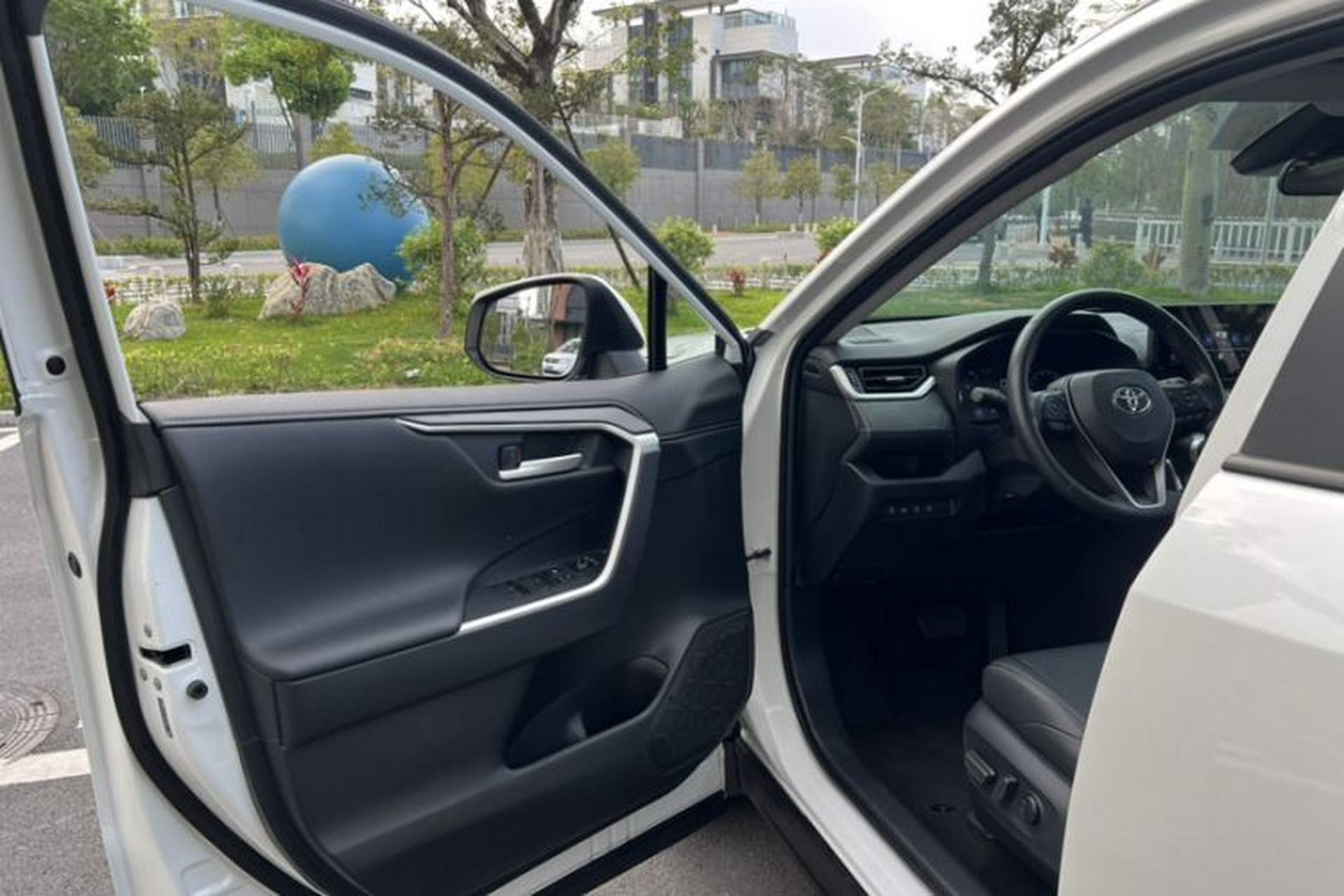 Used Toyota Wildlander 2023 2.0L CVT Four-Wheel Drive Luxury PLUS Edition Interior 3