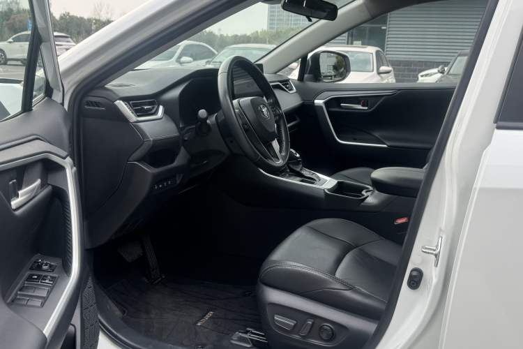 Used Toyota Wildlander 2023 2.0L CVT Four-Wheel Drive Luxury PLUS Edition Interior 4