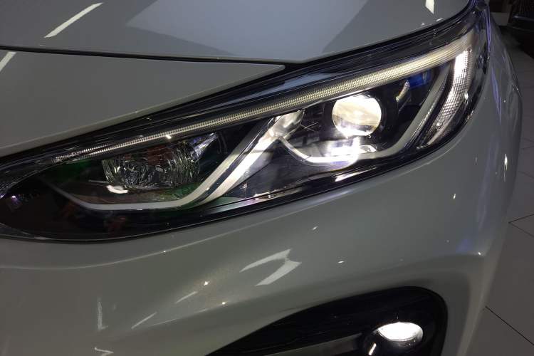 Used Toyota Wildlander 2023 Dual-Motor 2.5L E-CVT Four-Wheel Drive Prestige Edition Left Front Headlight