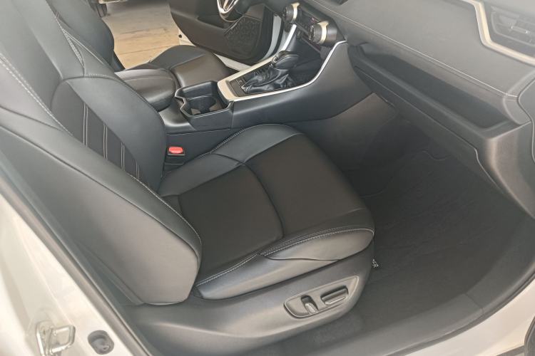 Used Toyota Wildlander 2023 Dual-Motor 2.5L E-CVT Two-Wheel Drive Luxury PLUS Edition Left Front Seat