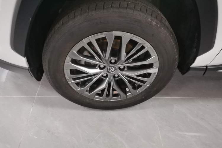 Used Toyota Wildlander 2023 Dual-Motor 2.5L E-CVT Four-Wheel Drive Prestige Edition Left Front Wheel Hub