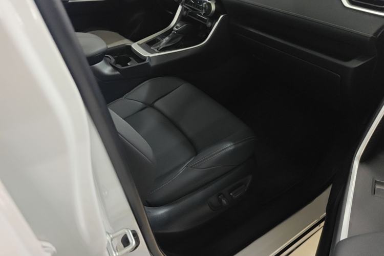 Used Toyota Wildlander 2023 2.0L CVT Two-Wheel Drive Luxury PLUS Edition Right Front Seat