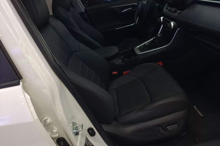 Used Toyota Wildlander 2023 Dual-Motor 2.5L E-CVT Four-Wheel Drive Prestige Edition Right Front Seat