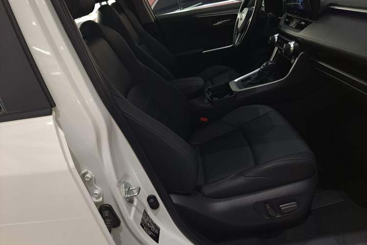 Used Toyota Wildlander 2023 2.0L CVT Four-Wheel Drive Luxury PLUS Edition Right Front Seat