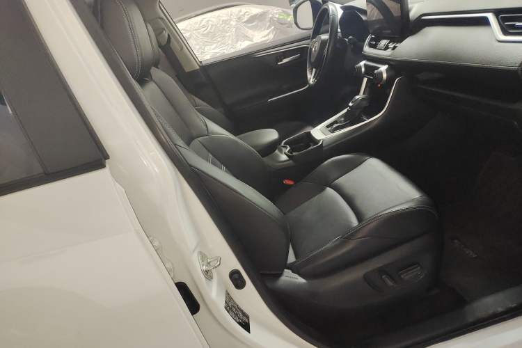 Used Toyota Wildlander 2023 2.0L CVT Four-Wheel Drive Luxury PLUS Edition Right Front Seat