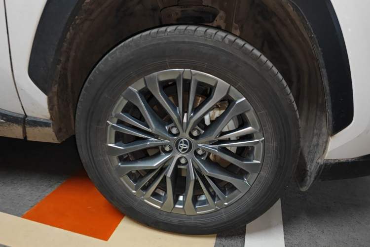 Used Toyota Wildlander 2023 Dual-Motor 2.5L E-CVT Two-Wheel Drive Luxury PLUS Edition Right Front Wheel Hub