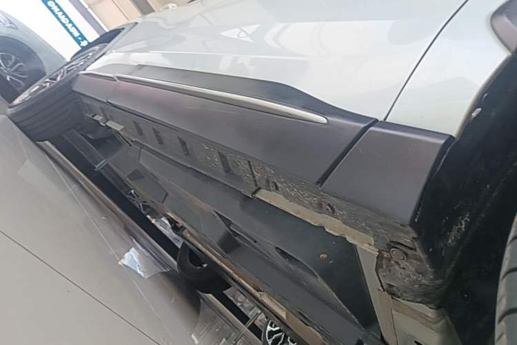 Used Toyota Wildlander 2023 2.0L CVT Two-Wheel Drive Luxury PLUS Edition Right Side Sill