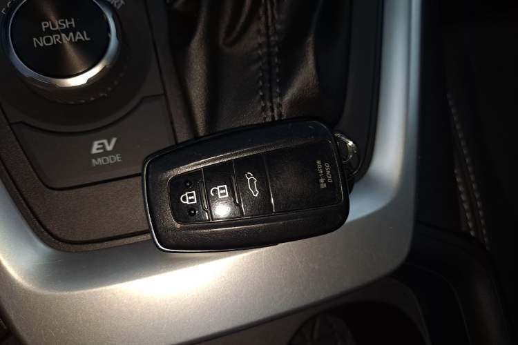 Used Toyota Wildlander 2023 Dual-Motor 2.5L E-CVT Four-Wheel Drive Prestige Edition Vehicle Key