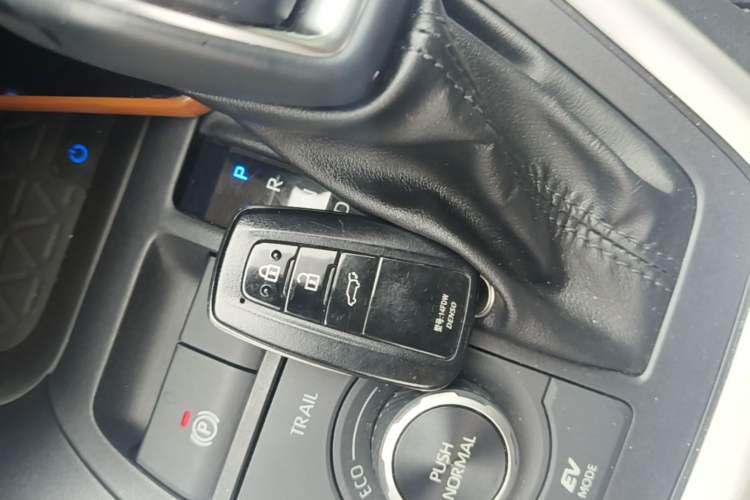 Used Toyota Wildlander 2023 Dual-Motor 2.5L E-CVT Four-Wheel Drive Prestige Edition Vehicle Key