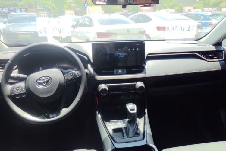 Used Toyota Wildlander 2024 2.0L CVT Two-Wheel Drive Luxury PLUS Edition Center Console