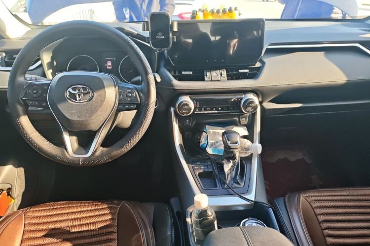 Used Toyota Wildlander 2024 2.0L CVT Two-Wheel Drive Urban Edition Center Console
