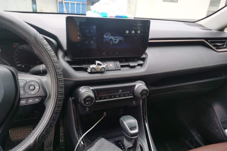 Used Toyota Wildlander 2024 2.0L CVT Two-Wheel Drive Luxury PLUS Edition Center Console