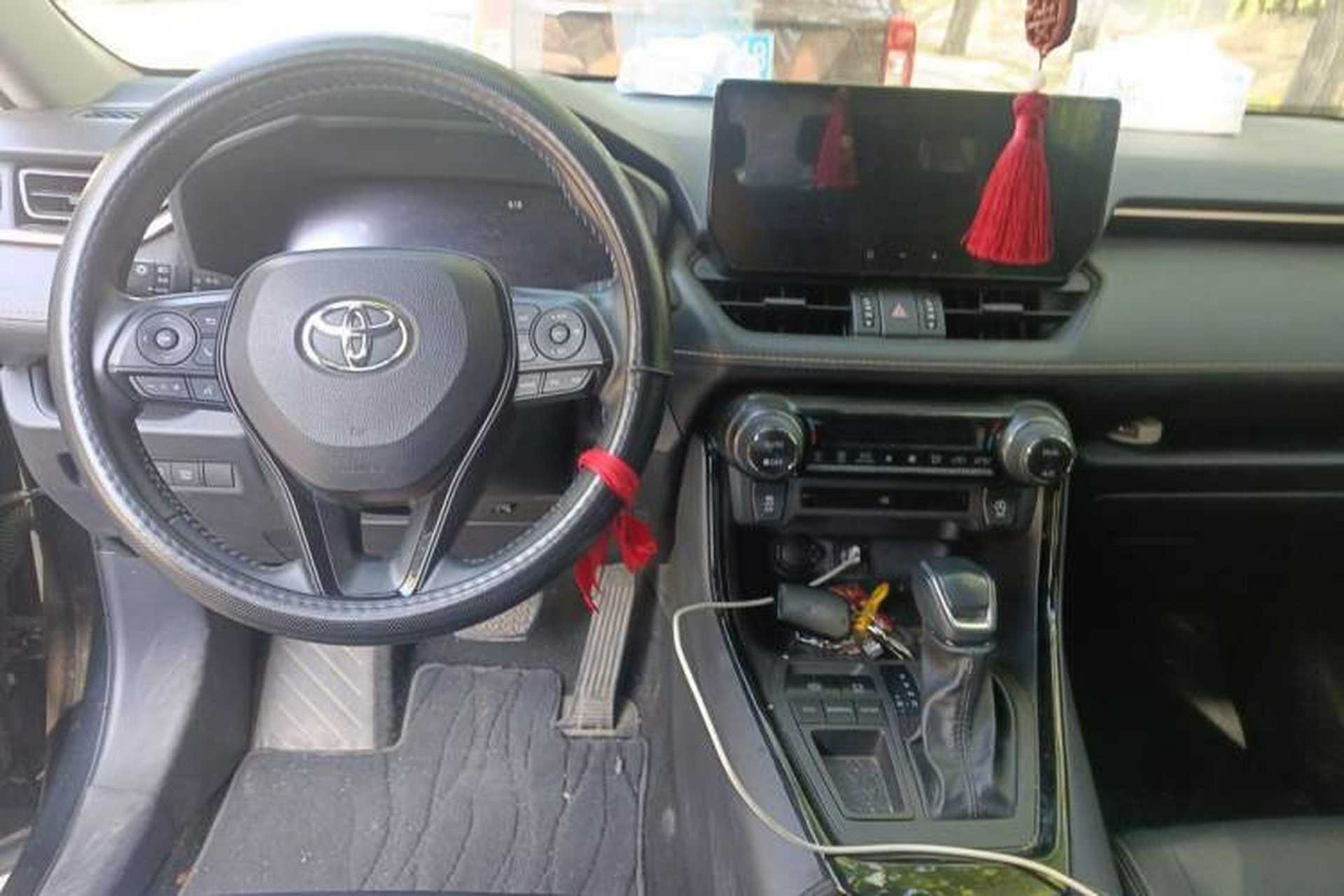 Used Toyota Wildlander 2024 2.0L CVT Two-Wheel Drive Luxury PLUS Edition Center Console