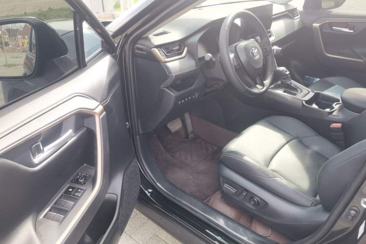 Used Toyota Wildlander 2024 2.0L CVT Two-Wheel Drive Luxury PLUS Edition Driver Seat
