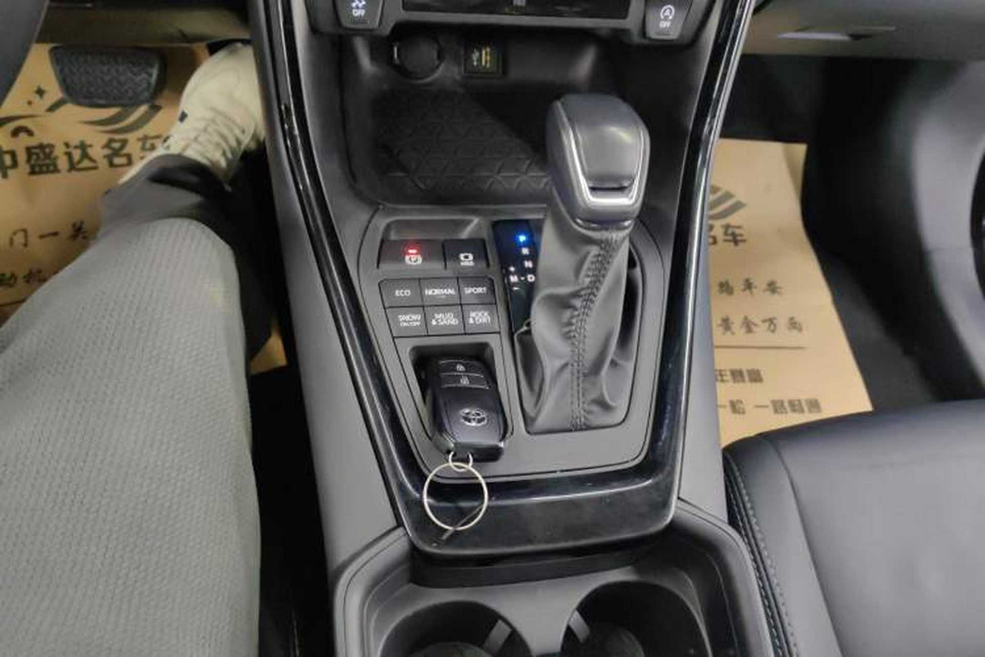 Used Toyota Wildlander 2024 2.0L CVT 4x4 Luxury PLUS Edition Gear Lever