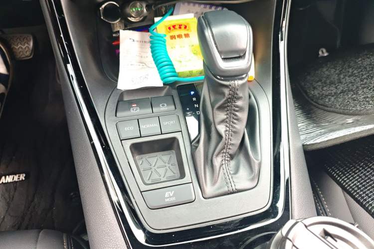 Used Toyota Wildlander 2024 Dual-Motor 2.5L E-CVT Two-Wheel Drive Luxury PLUS Edition Gear Lever