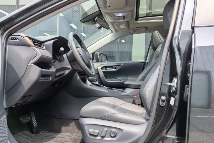 Used Toyota Wildlander 2024 2.0L CVT Two-Wheel Drive Luxury PLUS Edition Interior 2