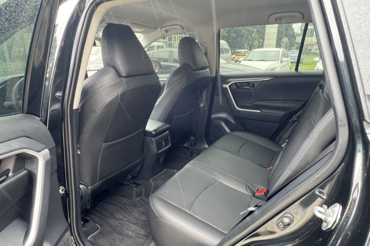 Used Toyota Wildlander 2024 2.0L CVT Two-Wheel Drive Leading Edition Interior 3