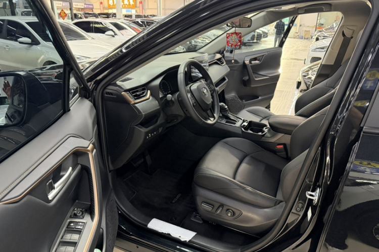 Used Toyota Wildlander 2024 2.0L CVT Two-Wheel Drive Luxury PLUS Edition Interior 4