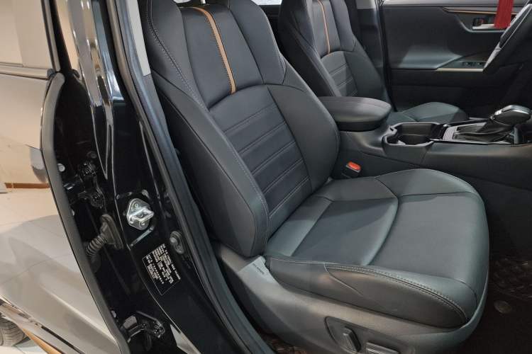 Used Toyota Wildlander 2024 2.0L CVT 4x4 Luxury PLUS Edition Right Front Seat
