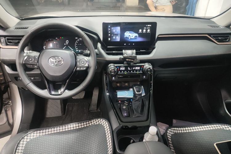 Used Toyota Wildlander 2024 2.0L CVT Two-Wheel Drive Urban Edition Center Console