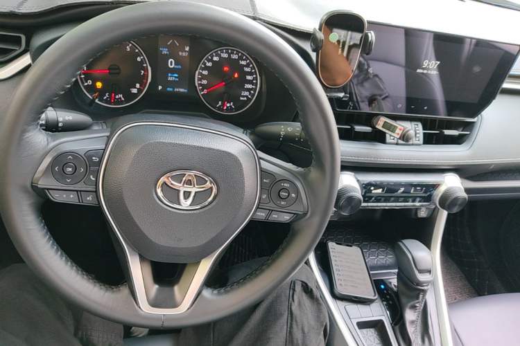 Used Toyota Wildlander 2024 2.0L CVT Two-Wheel Drive Leading Edition Center Console
