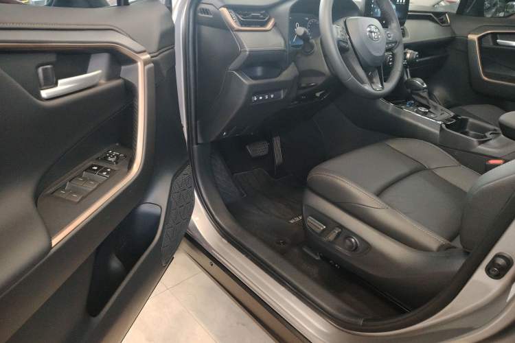 Used Toyota Wildlander 2024 Dual-Motor 2.5L E-CVT All-Wheel Drive Luxury PLUS Edition Interior 3