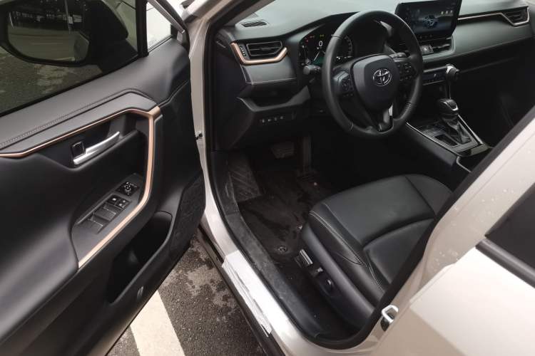 Used Toyota Wildlander 2024 2.0L CVT Two-Wheel Drive Luxury PLUS Edition Interior 3