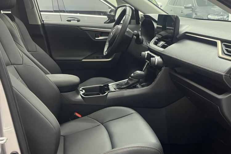Used Toyota Wildlander 2024 Dual-Motor 2.5L E-CVT Two-Wheel Drive Luxury PLUS Edition Interior 4
