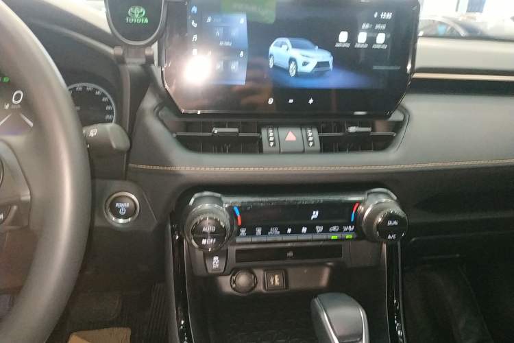 Used Toyota Wildlander 2024 Dual-Motor 2.5L E-CVT Two-Wheel Drive Luxury PLUS Edition Audio And AC Panel