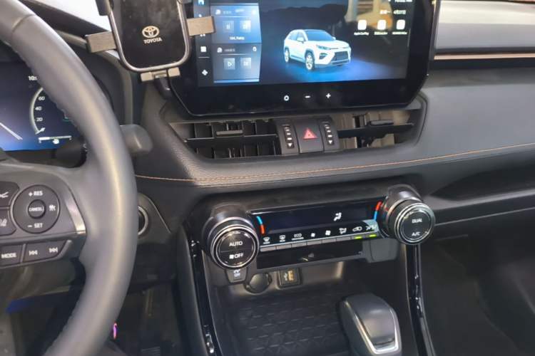Used Toyota Wildlander 2024 Dual-Motor 2.5L E-CVT Two-Wheel Drive Luxury PLUS Edition Audio And AC Panel
