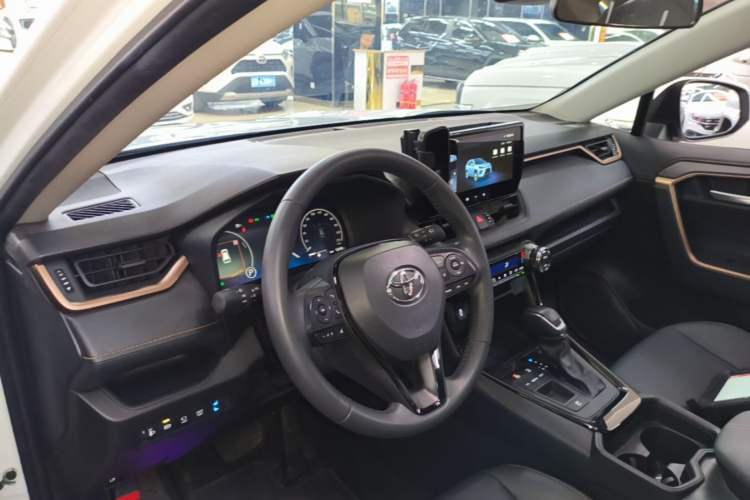 Used Toyota Wildlander 2024 Dual-Motor 2.5L E-CVT Two-Wheel Drive Luxury PLUS Edition Center Console