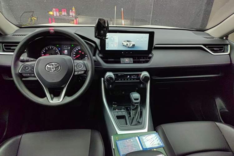 Used Toyota Wildlander 2024 2.0L CVT Two-Wheel Drive Leading Edition Center Console