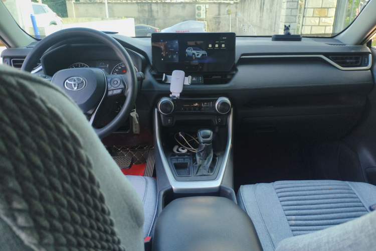 Used Toyota Wildlander 2024 2.0L CVT Two-Wheel Drive Leading Edition Center Console