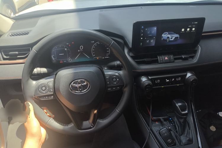 Used Toyota Wildlander 2024 2.0L CVT Two-Wheel Drive Luxury PLUS Edition Center Console